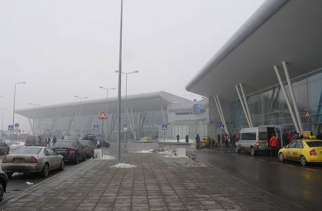 Снеговалежът обърка трафика на Летище София
