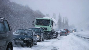 Временно спират движението на камиони към София
