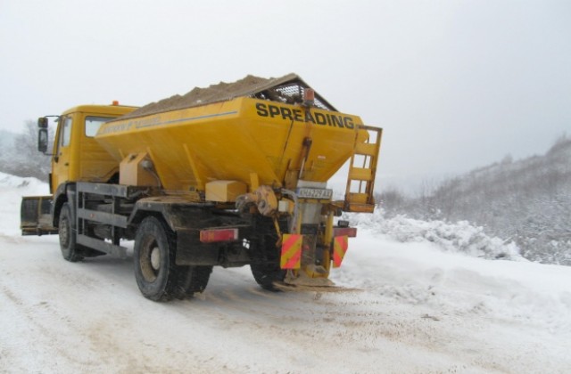 Снегорини от Кюстендил са помагали в Пернишка област. Пътят Радомир-Перник е блокиран