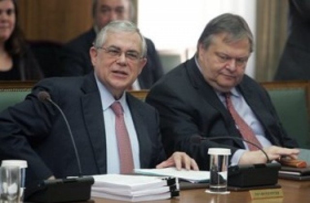 Натискът над Гърция се засилва, правителството настоява за по-голяма подкрепа