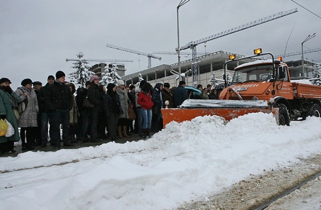 Снегопочистващите машини в София ще работят и през нощта