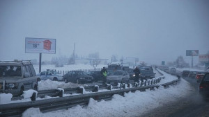 Пет автомобила в снежен капан между Плоска Могила и Хан