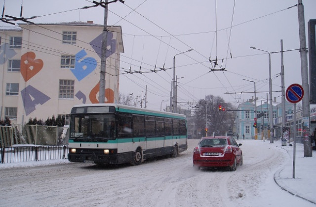 Започват да чистят снега в кварталните улички
