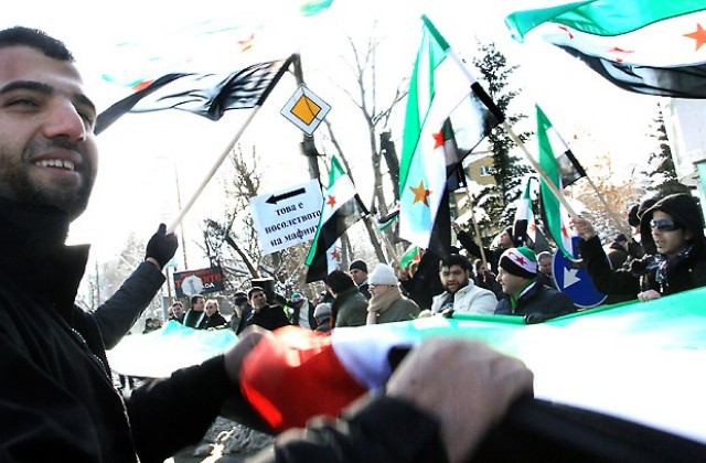 Десетки протестиращи се събраха пред сирийското посолство у нас