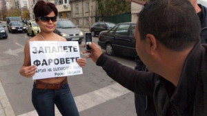 Жена се съблича в студа заради акция Зимни гуми