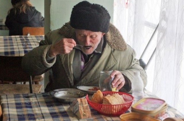 Раздават топъл обяд в студа