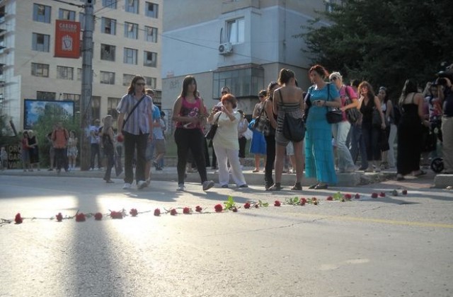 Пана заместват легналия полицай на лобното място на Лора