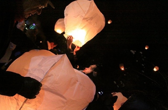 147 фенера в памет на жертвите на комунизма полетяха в небето