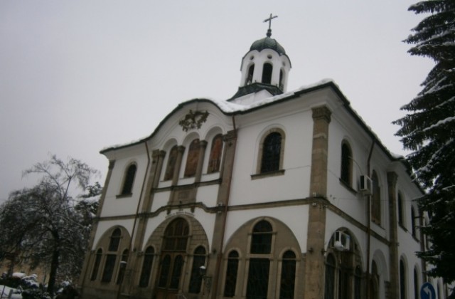 Църквата чества празника Сретение Господне