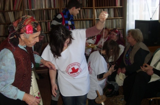 Българските традиции събраха млади и стари доброволци на БЧК в Ловеч