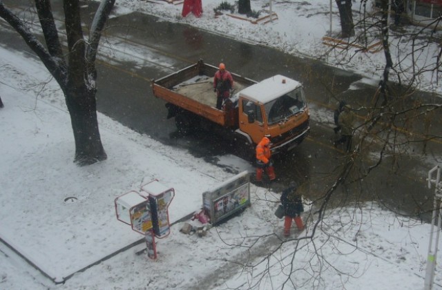 Чистят улици, тротоари и спирки