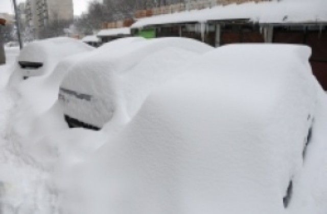 Продължава почистването и разширяването на пътищата в областта