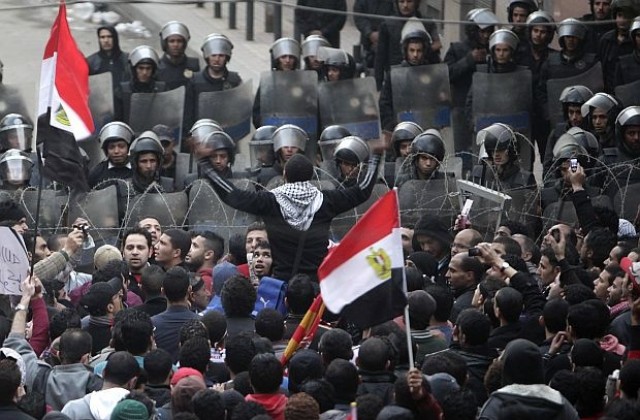 Полицията разпръсна протестиращи в Кайро със сълзотворен газ