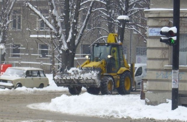 Снежни навявания затвориха пътя Мартен-Николово