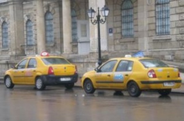 Русенските таксиджии се дебнат за цената