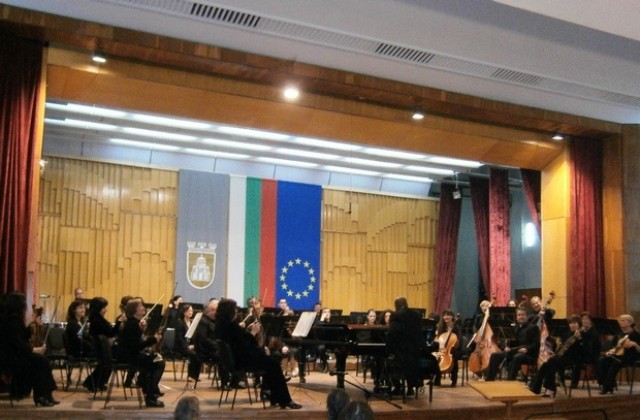 Плевенска филхармония се представя с увертюри и арии в зала Катя Попова
