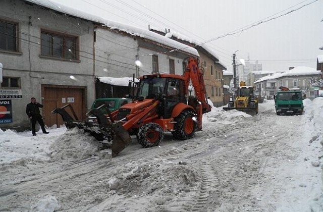 Тонове сняг   изринаха в Разлог