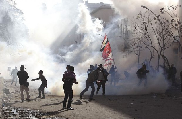 Нови сблъсъци избухнаха между протестиращи и полиция в Египет