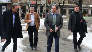 Първанов Има ли спешен телефон за недобросъвестен премиер или министър