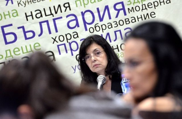Меглена Кунева: Няма да бързаме да правим партия