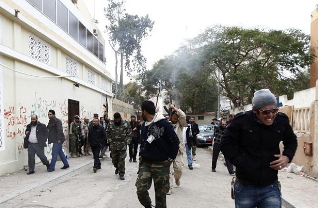 Демонстранти нападнаха руското посолството в Триполи