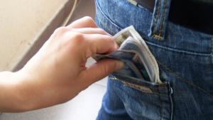 Шофьор опита да подкупи полицаи с 20 лева