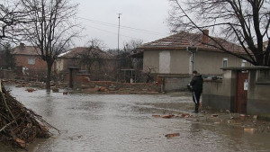 Евакуираха 14 жители на Обручище обстановката остава критична