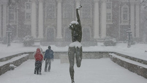 На места в Столичната община има снегонавявания върху пътните платна