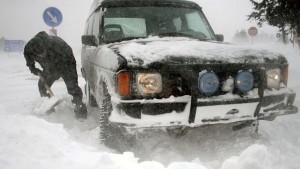 Да не се излиза с автомобили има затрупани в преспите