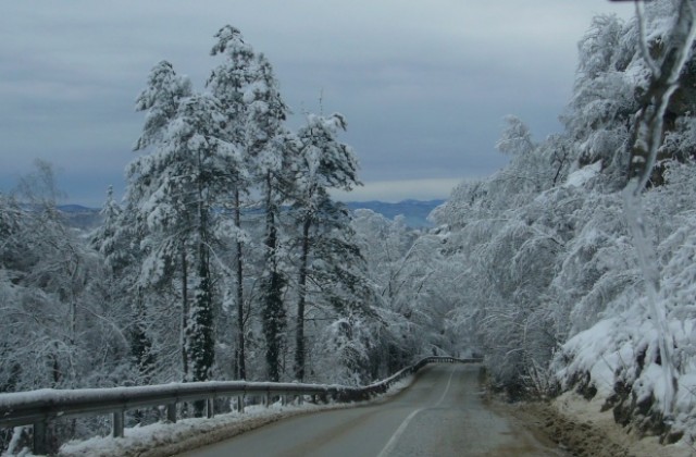 Затворени пътища в областта заради снегонавявания