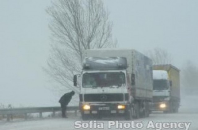 Забраниха движението на камиони над 10 тона