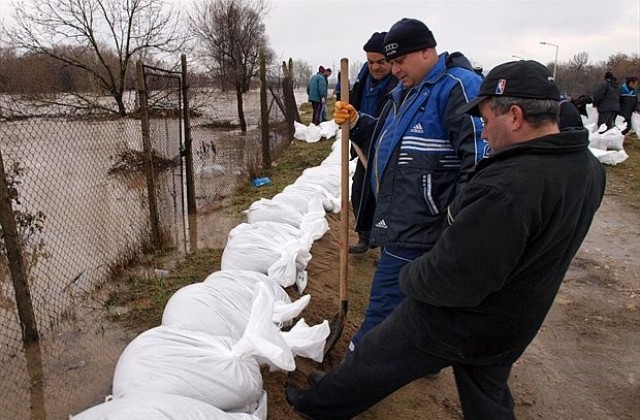Част от Свиленград под вода, машини превозиха родилка до болницата