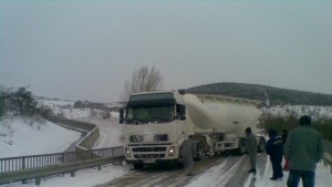 Бусове коли и цистерна бяха изтеглени от преспите на пътя