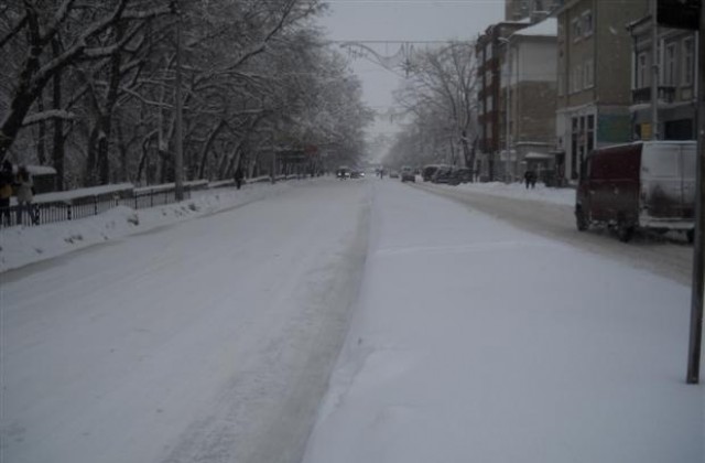 Пътищата в областта заледени и заснежени
