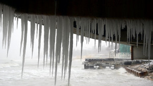 Пристанището затвори заради вятър