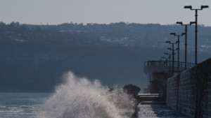 Бурно море в курорта Камчия качи се нивото на реката