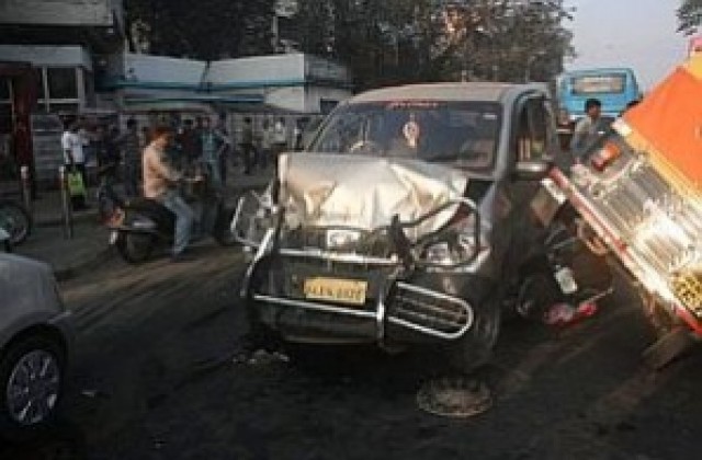26 души загинаха при катастрофа на автобус в Индия