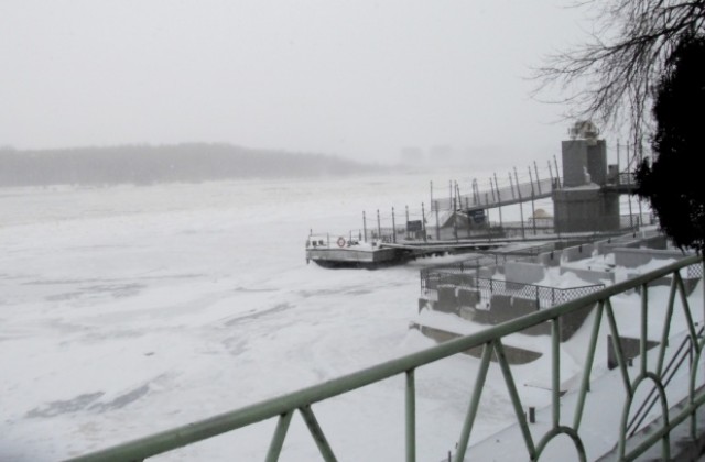 Дунав замръзва, спряха корабоплаването