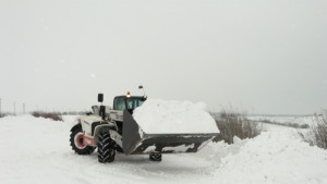 Лек автомобил катастрофира в неизправен снегорин