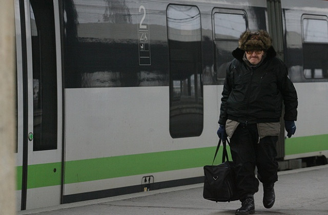 Влак блъсна микробус, по чудо няма пострадали
