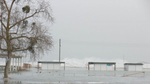 Морето заля плажната ивица на Кранево и Албена има наводнени