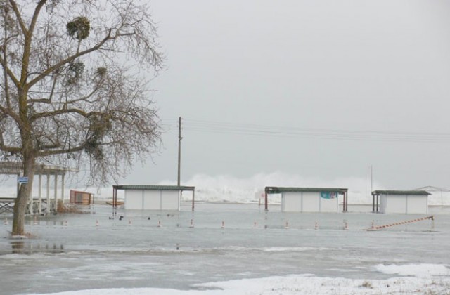 Морето заля плажната ивица на Кранево и Албена, има наводнени хотели