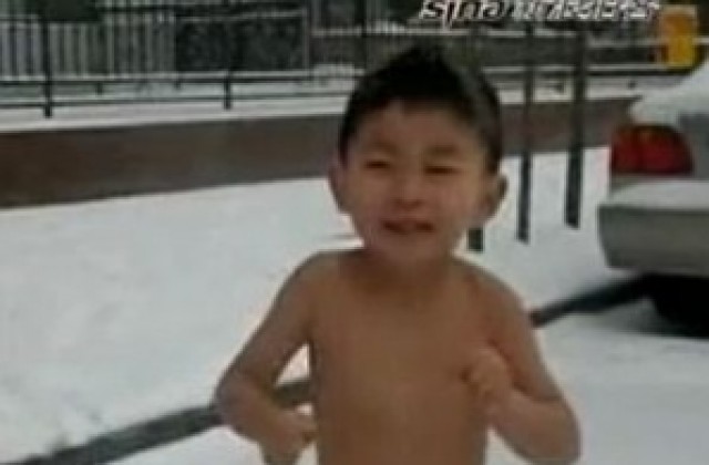 Видео с полуголо китайче в снега в Ню Йорк разгневи мрежата