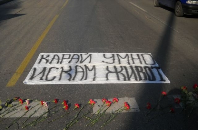 Пътека от цветя за убитата Ники и във Варна