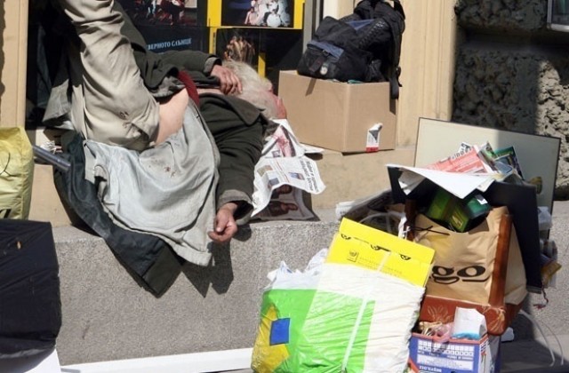 Раздават пакети с храна на бездомници