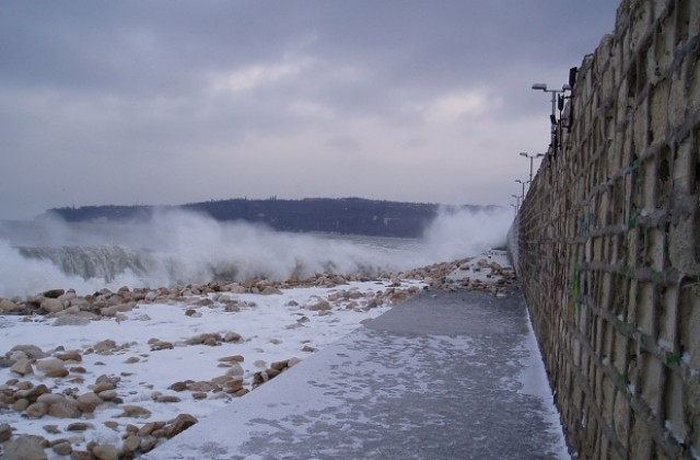 Морето унищожи 70-метрова каменна стена в Бяла