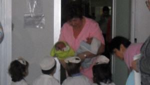 Във Враца дават финансова помощ за всяко новородено