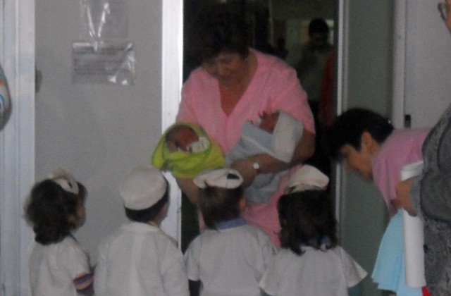 Във Враца дават финансова помощ за всяко новородено