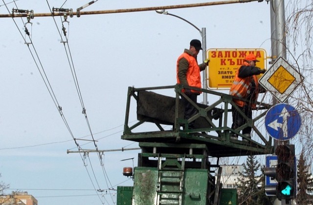 Свалиха незаконните транспаранти в „Младост”