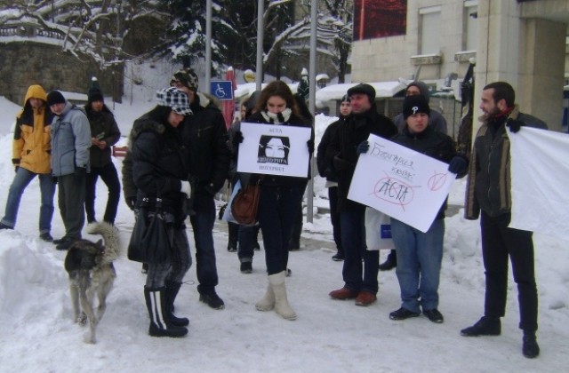 Въпреки мразовитото време около 50 души протестираха срещу АСТА в Габрово